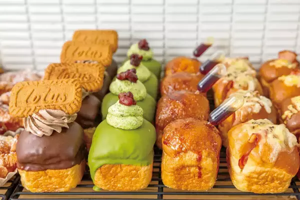 【パン食べ放題】行列店「BAKERY RESTAURANT C」が調布にオープン、「ドバイチョコパン」など新作を随時投入 - 子ども専用コーナーも