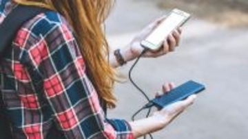 「モバイルバッテリー」半数以上が所有 - 常に持ち歩いている人の割合は?