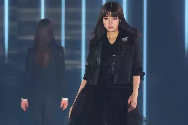 池田エライザ、ボリュームスカートなびかせ圧巻ランウェイ　観客熱視線