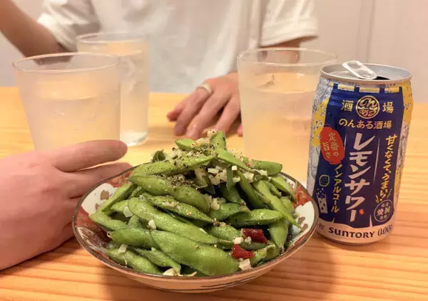 ノンアルと楽しむ、おいしい時間 第2回 梅雨で外出したくない日はどう過ごす? “柑橘系ノンアル”とおつまみで楽しむ、友人との週末の夜