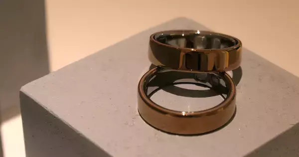 小さくなって電池は長持ち、世界最小スマートリング「Oura Ring 5」実機を見た