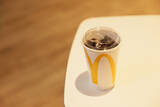 「マクドナルド「紙ストロー」提供終了へ - 11月19日よりストローなしで飲めるフタに順次変更」の画像1