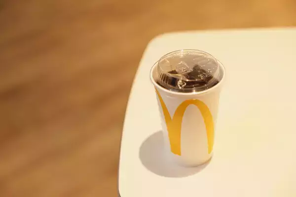 マクドナルド「紙ストロー」提供終了へ - 11月19日よりストローなしで飲めるフタに順次変更