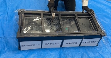 4種類の窓ガラスを割ってみた。防犯に強いのは？