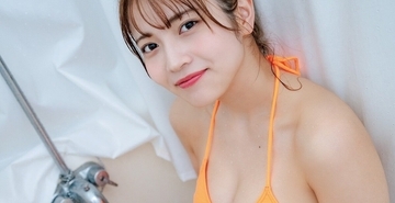 黒嵜菜々子、レトロな水玉やオレンジ色のビキニで魅惑的なひととき