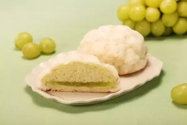 ローソン、山梨県産シャインマスカットを使用した「白いメロンパン」を発売