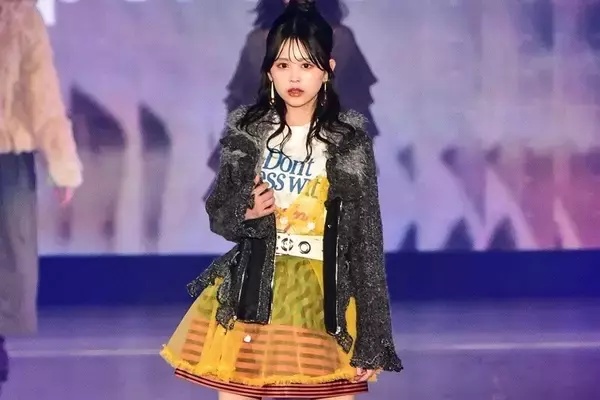 カジサック長女・梶原叶渚、ミニスカ×ブーツで美脚披露　華やかコーデでランウェイ