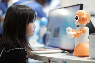 NTT西日本、沖縄にてAI読書感想対話システム「ぴたりえチャット」を展示