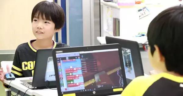 KDDI、マインクラフトで学べる小学生向けのプログラミング教室を開始