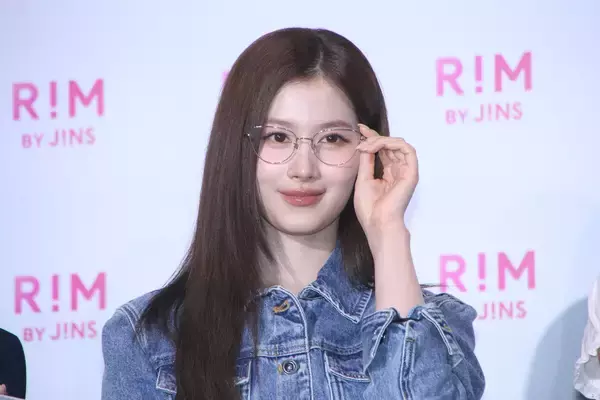 MISAMO・SANA、美脚あらわなデニムワンピ姿　地元・大阪で行きたい場所は…