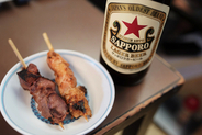 サッポロビール、全国で「赤星★縁日」キャンペーンを展開中「酒場で歓談するときの1杯に」 - 吉祥寺では飲み歩きイベントも