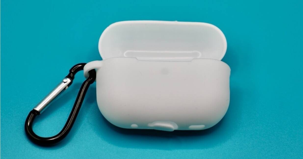 ダイソー】110円で「AirPods Pro 2」を保護！ カラビナ付きシリコン 