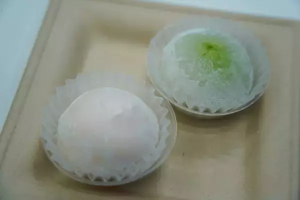 【モスバーガー】スイーツ新作はぷるぷる「アイスわらび餅」! 井村屋とコラボ、苺クリーム×あまおうソースと抹茶クリーム×黒蜜ソースの2種