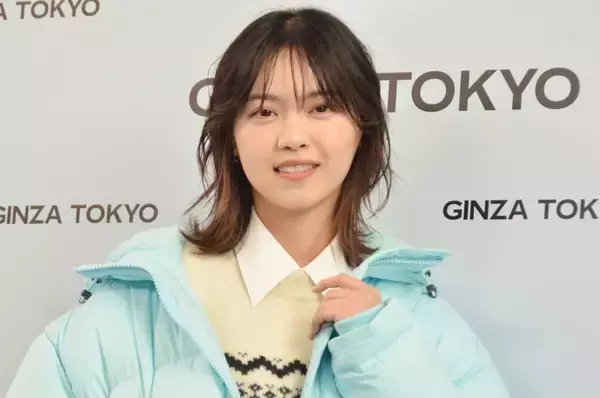 西野七瀬、水色ダウンがキュートな冬コーデで笑顔「雪っぽい感じに」