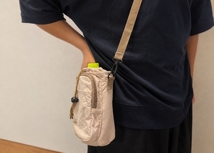 ペットボトルとスマホがこれ一つ! カインズの980円「ボトルカバー」が便利だった