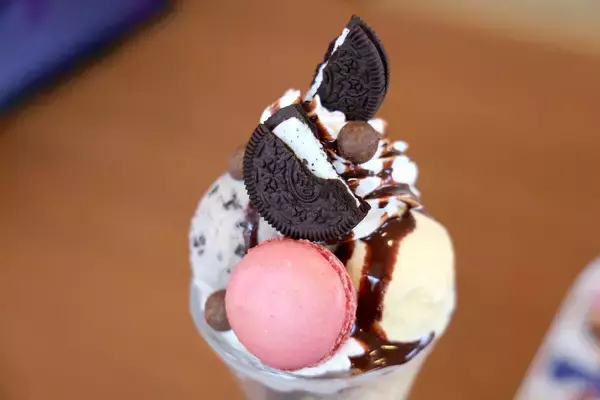 しっとり×ザクザク食感が止まらない、ココス「クッキー&クリームパフェ」 - フラッペも追加してフェア満喫