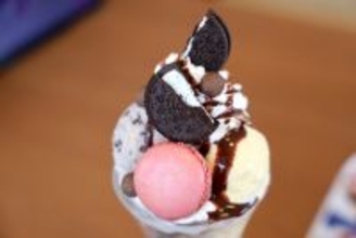 しっとり×ザクザク食感が止まらない、ココス「クッキー&amp;クリームパフェ」 - フラッペも追加してフェア満喫