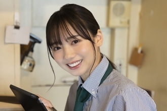 日向坂46齊藤京子、“カフェで働くお姉さん”に　『サンデー』表紙飾る