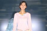 「岡崎紗絵、淡いニットが春らしい　華やか旬な着こなしで笑顔のランウェイ」の画像1