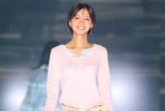岡崎紗絵、淡いニットが春らしい　華やか旬な着こなしで笑顔のランウェイ