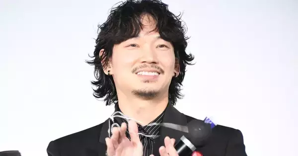 綾野剛、主演映画舞台挨拶で「紅だぁ～!」シャウト　歌う時は「情念を込めて」