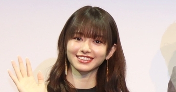 山本舞香、お団子ヘア&ヘソ出しコーデに絶賛の声「センス抜群」「かわかっこいい!」