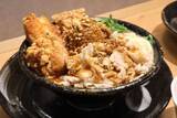「【肉盛り】うどんが見えないほど肉肉肉!!! 新コンセプト店「はなまるうどん肉店」で食べてきた」の画像1