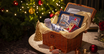 クリスマスの万平ホテルを楽しむ2つの特別プランが登場、人気のクッキー缶やフェイラーハンカチがセットに