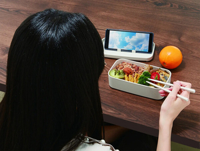 スマホで動画視聴しながら快適に「ながらランチ」できるスマホスタンド付ランチグッズが登場