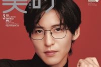 Snow Man目黒蓮、メガネ姿で知的な眼差し　赤シャツまとったワイルドな姿も