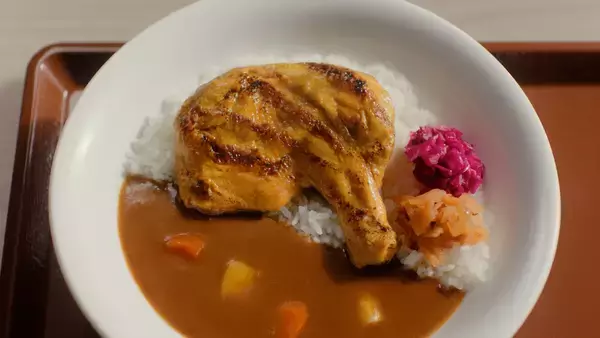 すき家、高橋文哉さん出演のTVCM「本日も、ほろほろ日和。」篇スタート -「炭火焼きほろほろチキンカレー」を頬張る姿に注目