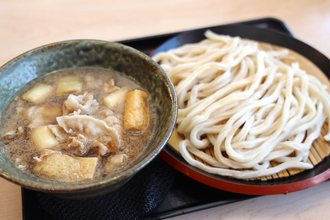 太くてワシワシ、噛むほどウマい! 久兵衛屋「肉つけ汁うどん」と豪快な一本穴子の天ぷらを実食