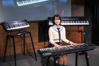 ヤマハ、ステージキーボード「CK76」を発表 - AKB48の新井彩永がデモ演奏を披露