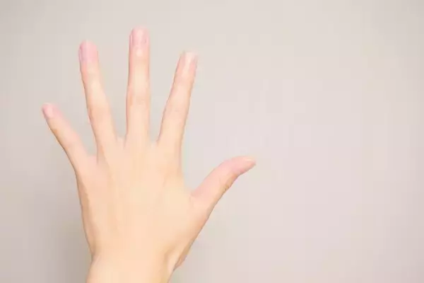 指がこわばる「ばね指」。その原因とは
