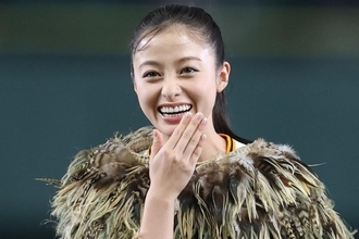 「マジ天使」東京ドームに“降臨”した人気女優が「圧倒的な煌めき」　スタンド騒然の始球式「ポニテめちゃくちゃ可愛い」