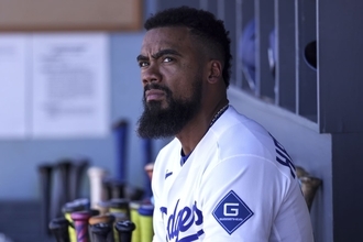 ブレーブス戦初戦でスタメン外…ロバーツ監督は“休養”と説明も、米メディアは“打撃不振”を強調「忍耐がいつまでも続くわけではない」「この傾向が続けば別の選択肢も」