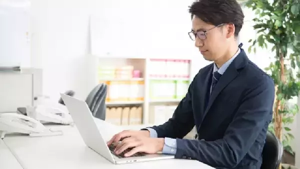 肩や首に辛さがある方は必読！パソコン作業の時のイチオシ姿勢とは