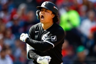 「石川さん引退の日に…」「こっが三冠王の実力ばい」村上宗隆が決勝弾となるポストシーズン初本塁打！初戦もぎ取る180キロ弾に歓喜爆発「完璧や」