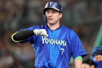 「素晴らしいデスターシャ」下剋上へ“まず1勝”…中盤に貴重な一発「甲子園で1番深いところやん」「やっぱ横浜強いなー」完封リレーで阪神を粉砕