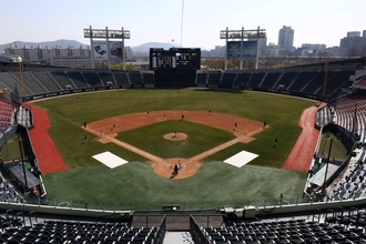 酷暑で韓国プロ野球が中止！　観客が熱中症でダウンしてKBOが異例決断　国内では高校野球の継続に衝撃広まる「学生は休めない」