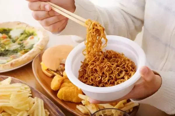 夜のドカ食いは「寝不足」のせいかも。夜の食欲を落ち着かせる眠りのコツ