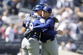 「彼がうちのエースなんだ」無四球完投で10勝目の山本由伸を指揮官が大絶賛　“528億円”の契約は「十分に元が取れている」