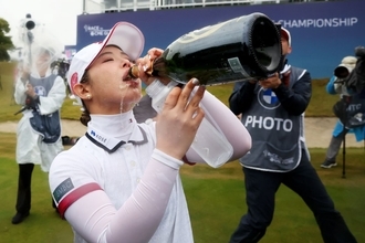 「豪快な飲みっぷり！」優勝報告の26歳女子ゴルファーが「カッコいい〜」“びしょ濡れ”シャンパンファイトやラッパ飲みも