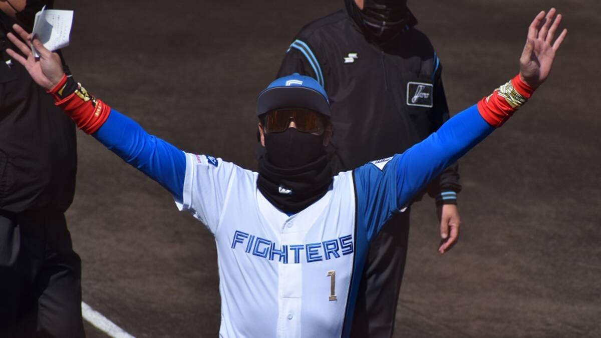 始球式キャッチの新庄監督 過去にはキャンギャル打ち オロナミンｃバット 犬と対戦も 22年3月26日 エキサイトニュース