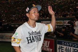 「めちゃくちゃ可愛い」ホークスレジェンドの引退試合を内野席で見届けた29歳美人女優に反響止まず「素敵な体験、羨ましいです」
