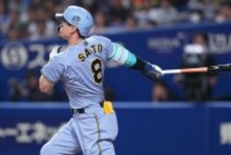 佐藤輝明は「えげつない」リーグ独走の9号アーチに球場騒然、異次元のスイングに他球団ファンも“懇願”「早くメジャーに移籍してください」「軽く振ってスタンド中段だもんな」