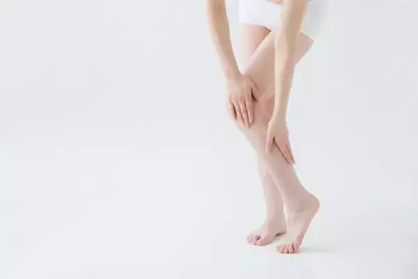 「スッキリ下半身を目指す方におすすめ！簡単「ながらストレッチ」」の画像