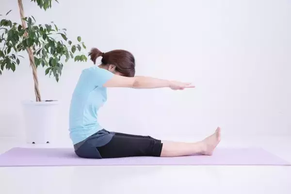 「スッキリ下半身を目指す方におすすめ！簡単「ながらストレッチ」」の画像
