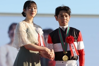 「ベリーベリーかわゆす」競馬場に現れた人気女優に注がれた“視線”…「笑顔が素敵」「かわいすぎるな」