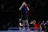 「男子金の中国選手の“祝勝行動”が波紋　現地解説の“国民的レジェンド”も憤怒「これは絶対にダメだ。台の上に立ってはいけない」【世界卓球】」の画像1